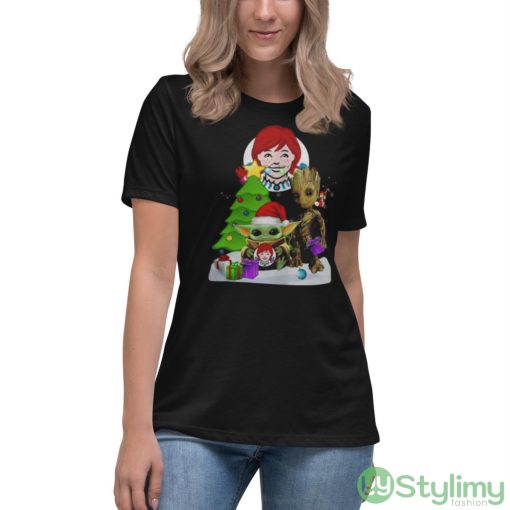 Awesome Santa Bigfoot And Baby Yoda Hug Wendy’s Snow Christmas Tree Shirt - Women's Relaxed Short Sleeve Jersey Tee