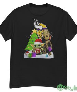 Santa Bigfoot And Baby Yoda Hug Minnesota Vikings Snow Christmas Tree Shirt - G500 Men’s Classic T-Shirt