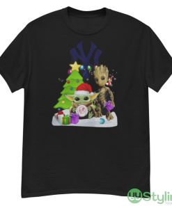 Santa Bigfoot And Baby Yoda Hug New York Yankees Snow Christmas Tree Shirt - G500 Men’s Classic T-Shirt