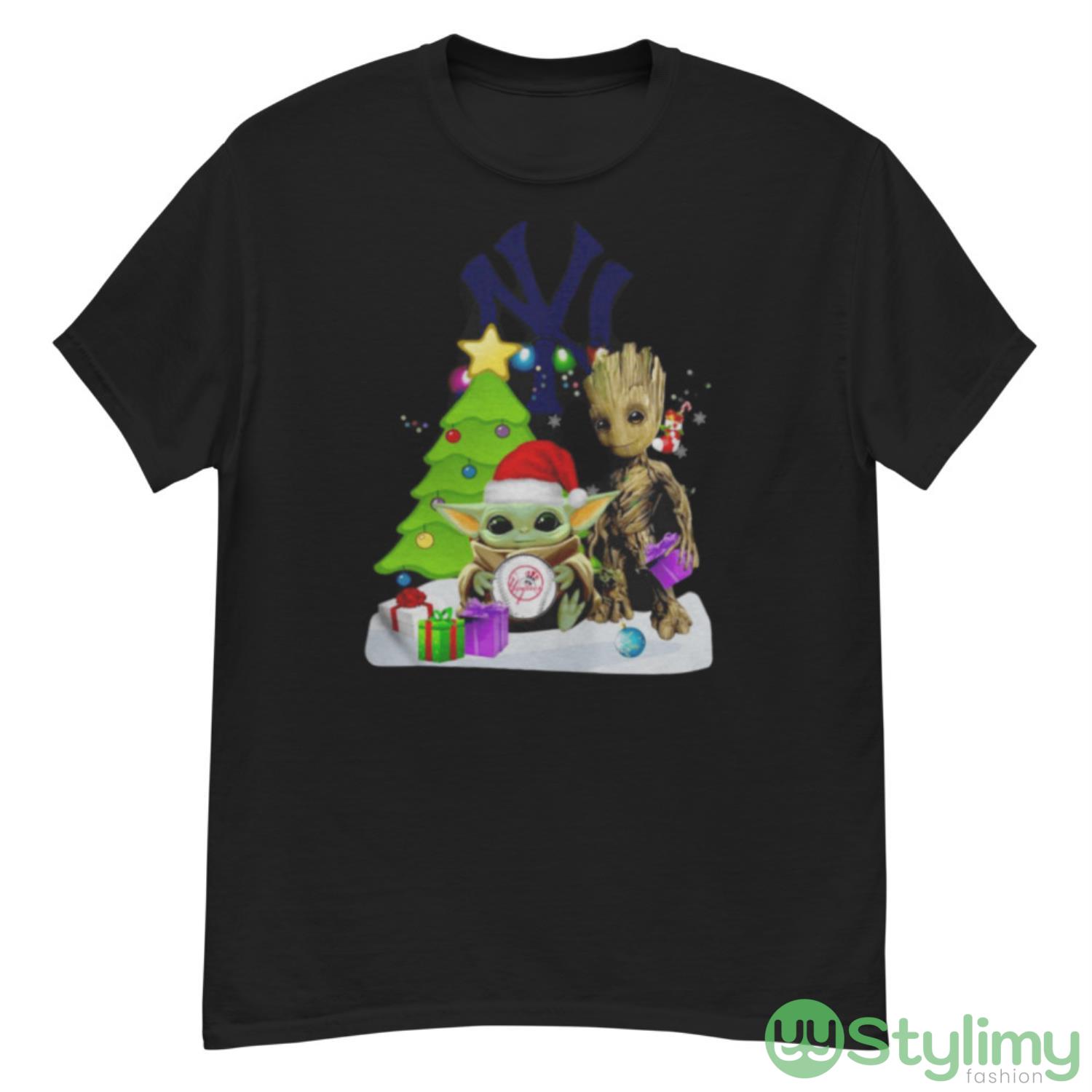 Santa Bigfoot And Baby Yoda Hug New York Yankees Snow Christmas Tree Shirt 8 Santa Bigfoot And Baby Yoda Hug New York Yankees Snow Christmas Tree Shirt - G500 Men’s Classic T-Shirt