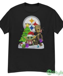 Santa Bigfoot And Baby Yoda Hug Pittsburgh Steelers Snow Christmas Tree Shirt - G500 Men’s Classic T-Shirt